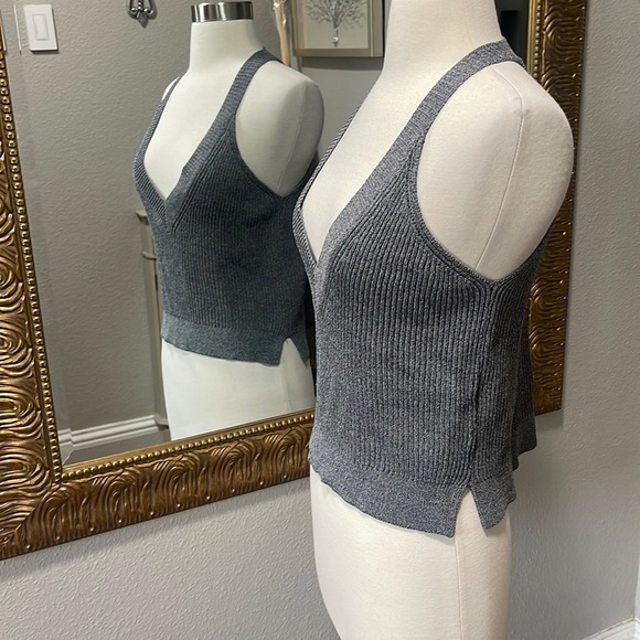 ASTR Gray Sleeveless Ribbed Sweater V Neck Tank - Picture 2 of 6